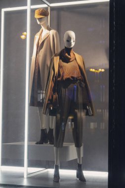 Trendy kıyafetler Dükkanı penceredeki kadın mankenler