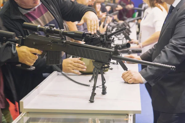 Kopers bij het raam met automatische handvuurwapens. Wapens — Stockfoto