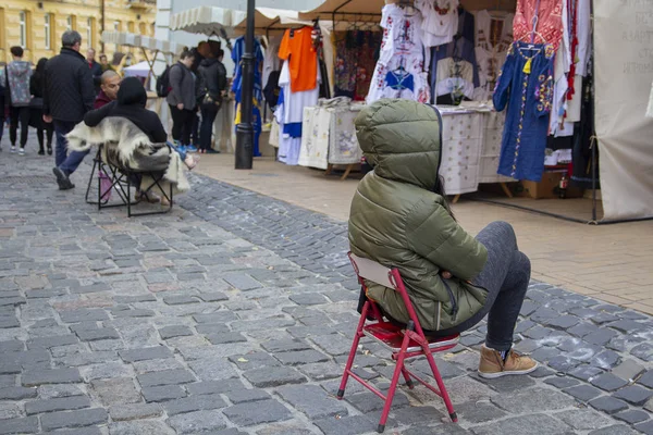 Kiev, Ucrania - 30 de diciembre de 2018: Los turistas cerca de la feria en la calle Andreevsky descenso-el centro histórico de la ciudad — Foto de Stock