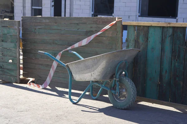 Carro de metal coche y cinta de la cerca en un sitio de construcción. Industria — Foto de Stock