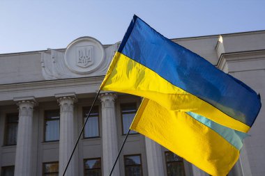 Ukrayna bayrağı Parlamento Binası yakınındaki gelişmekte olan. Ukrayna