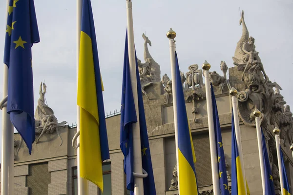 Bandiere dell'Ucraina e dell'Unione europea sui pali di segnalazione presso l'ufficio del presidente dell'Ucraina. Kiev — Foto Stock