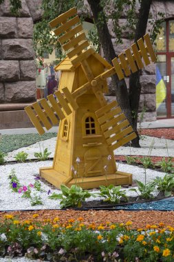 Bir şehir caddesinde dekorasyon olarak ahşap yel değirmeni. Kiev, Ukrayna