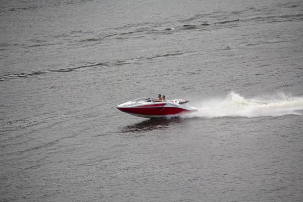 Dos hombres se están moviendo rápidamente en un bote a motor. Transportes —  Fotos de Stock
