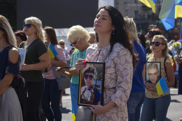 Kiev, Ukrayna - 24 Ağustos 2019: Khreschatyk Caddesi'ndeki Bağımsızlık Günü'nde geçit töreninde ölen erkeklerin portreleri olan kadınlar