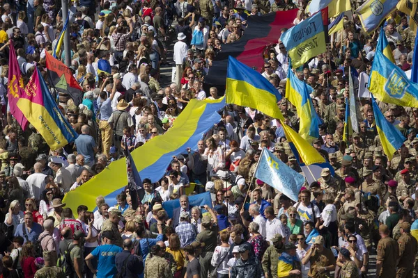 Киев, Украина - 24 августа 2019 года: Граждане с флагами на крестном ходе в честь Дня Независимости на улице Крешетика — стоковое фото