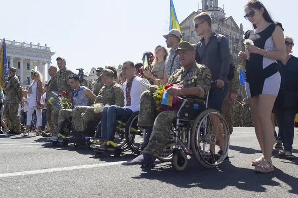 Киев, Украина - 24 августа 2019 года: инвалиды - участники военных действий на востоке страны на шествии в День Независимости на улице Крешетика — стоковое фото