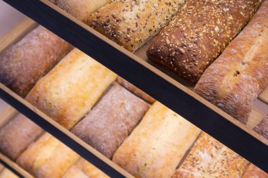 Tezgahta taze ekmek var. Fırın