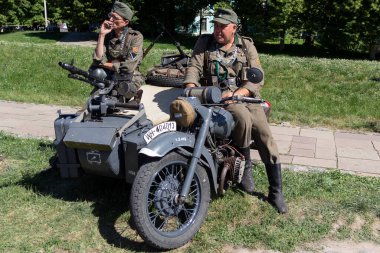 Kiev, Ukrayna - 27 Mayıs 2018: Tarihi yeniden inşa festivalinde motosikletli Alman askerleri giyiyordu