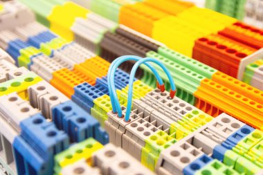 Dükkandaki elektrik konnektörü için farklı türde bir din terminali bloğu. Sanayi