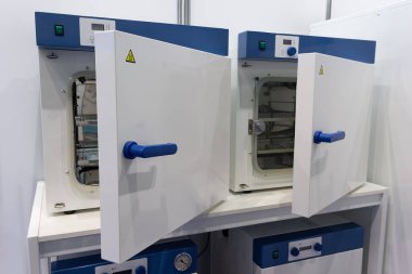 Hastanedeki laboratuvar kurutma dolapları. Tıbbi ekipman