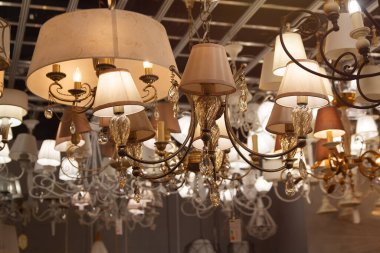 Mağaza vitrininde modern avizeler. Satılık.