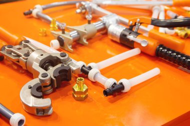 Su boruları ve uzman danışman PEX-AL-PEX için el aletleri. Tesisat endüstrisi