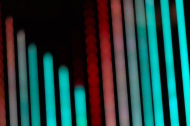 Neon ışıkları gece şehrin bulanık. Arka plan