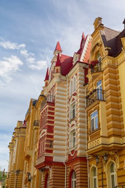 Klasik tarzda güzel çok renkli evler. Mimari