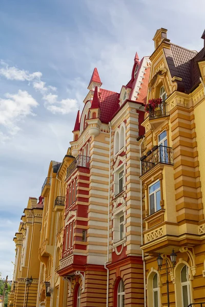 Klasik tarzda güzel çok renkli evler. Mimari