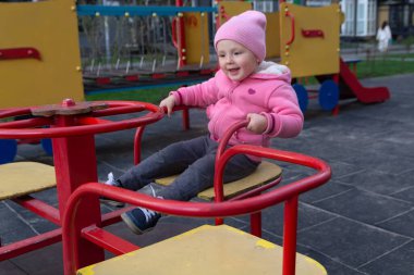 Güzel çocuk salıncakta sallanıyor. İnsanlar