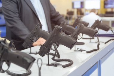 Silahlar bir silah deposunun tezgahında. Yakın plan.