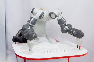 Modern endüstriyel robot yeteneklerini iki eliyle gösteriyor. Sanayi
