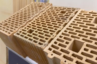 İnşaat mağazasının penceresindeki tuğlalar. Sanayi