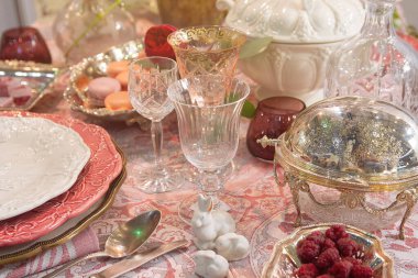 Tatlıyla şatafatlı bir sofra. Yemek ziyafeti. Kutlama yıldönümü için masa dekorasyonu, Noel, yeni yıl. masa seti grestaurant.