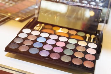Kozmetik dükkanında çok renkli göz farı paleti. Satılık.