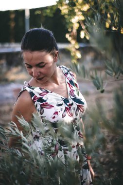 Bir yaz gününde tanınmayan bir kadın.