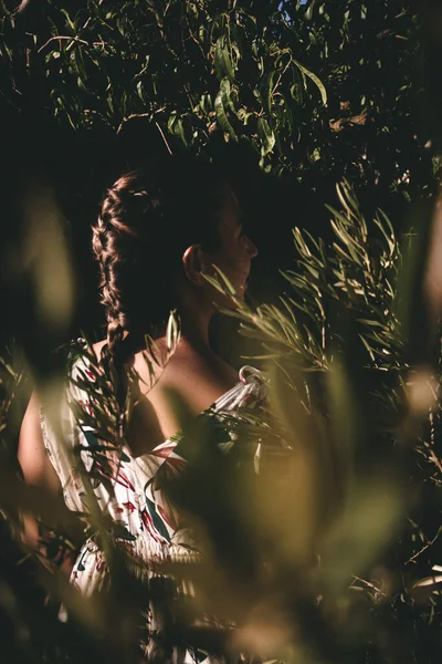 Bir yaz gününde tanınmayan bir kadın.