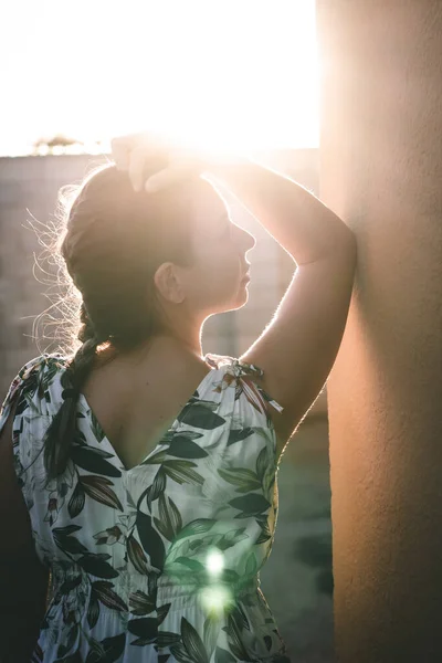 Bir yaz gününde tanınmayan bir kadın.