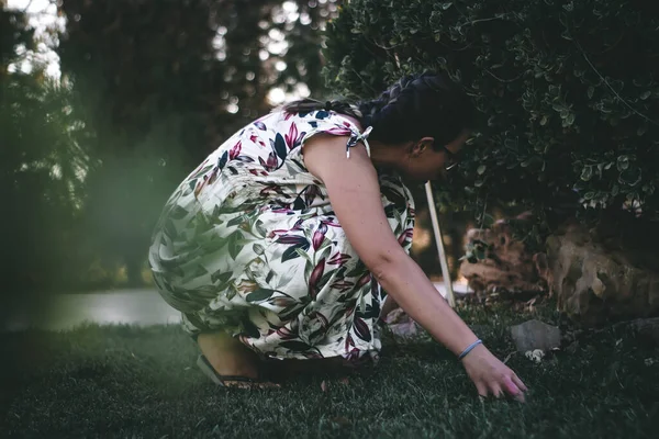 Bir yaz gününde tanınmayan bir kadın.