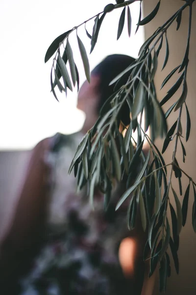 Bir yaz gününde tanınmayan bir kadın.