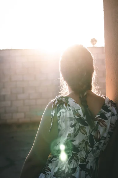 Bir yaz gününde tanınmayan bir kadın.