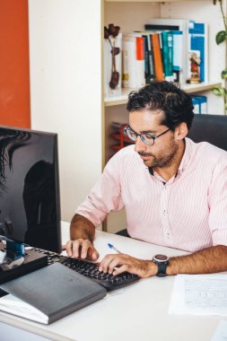 Maskeli ya da maskesiz danışman odasında çalışanlar.