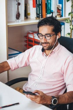 Maskeli ya da maskesiz danışman odasında çalışanlar.