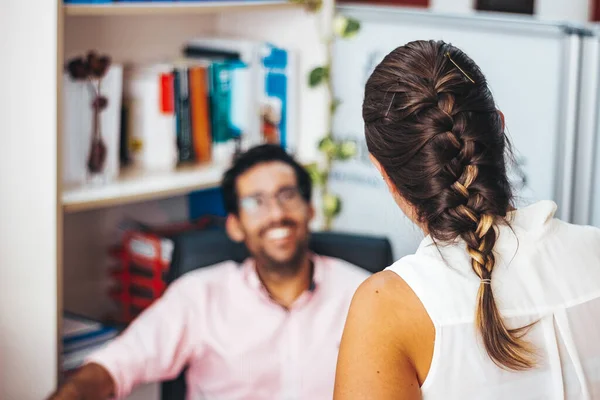 Maskeli ya da maskesiz danışman odasında çalışanlar.