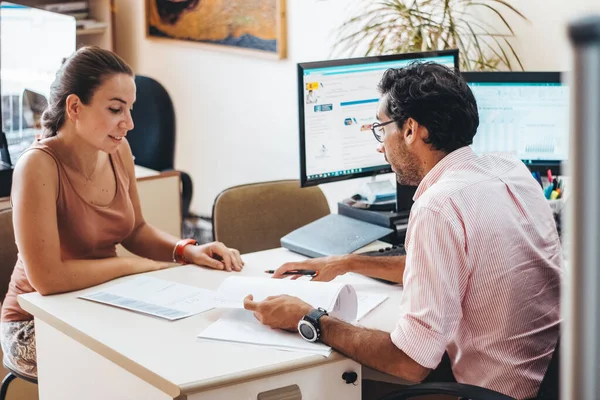 Maskeli ya da maskesiz danışman odasında çalışanlar.