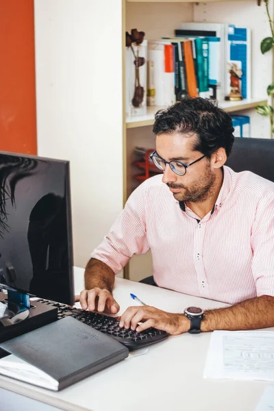 Maskeli ya da maskesiz danışman odasında çalışanlar.