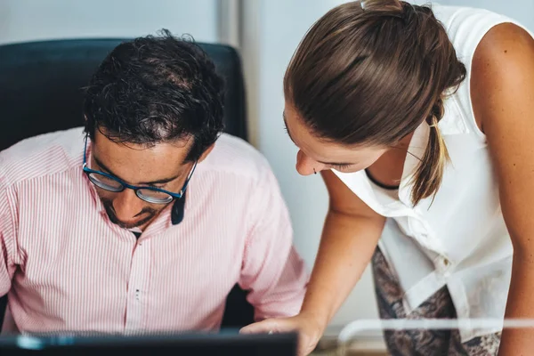 Maskeli ya da maskesiz danışman odasında çalışanlar.