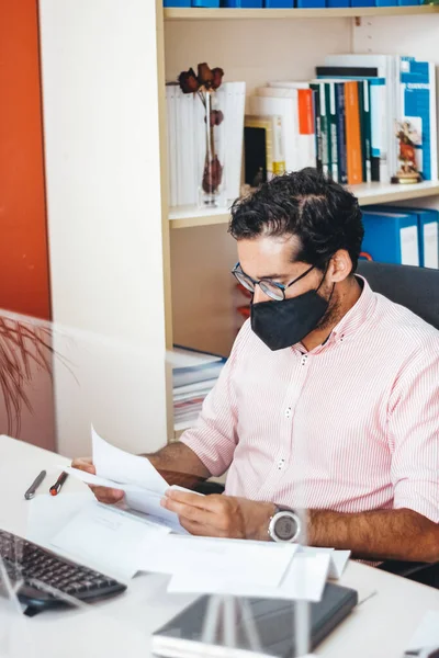 Maskeli ya da maskesiz danışman odasında çalışanlar.