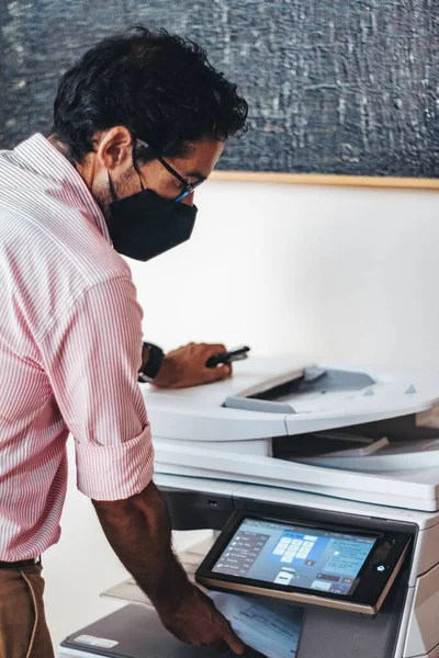 Maskeli ya da maskesiz danışman odasında çalışanlar.