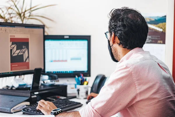 Maskeli ya da maskesiz danışman odasında çalışanlar.