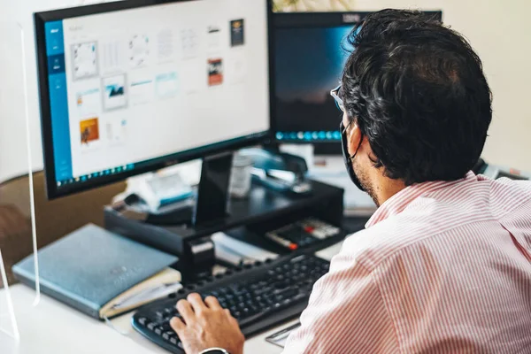 Maskeli ya da maskesiz danışman odasında çalışanlar.