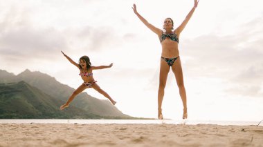 Plajda atlayan kadınla kızının stok fotoğrafı..