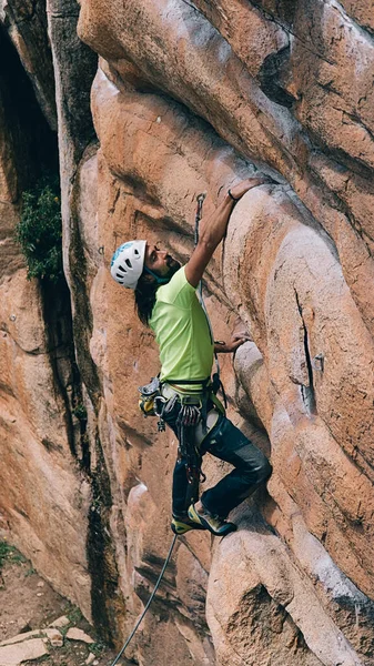 Bearded Man Wearing Helmet Harness Doing Rock Climbing — Stock Photo, Image