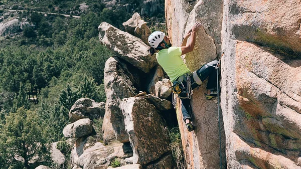 Starker Mann Klettert Auf Felsen Trägt Helm Und Schutzgeschirr — Stockfoto