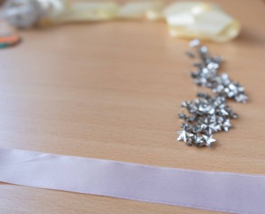 Cintas de diferentes colores, tachas y parches ayık un fondo de madera 