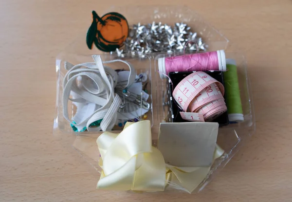 Herramientas para trabajar en casa con la costureria, elasticos, hilos,  tiza de sastre.
