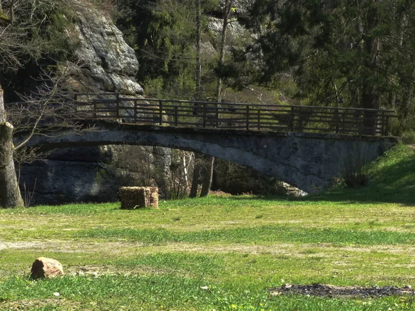 Puente Prado Bajo Roca — Foto de Stock