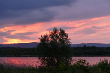 Gölün üzerinde gün batımı