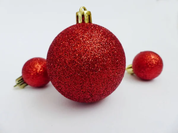 Beyaz arka planda üç kırmızı noel topu